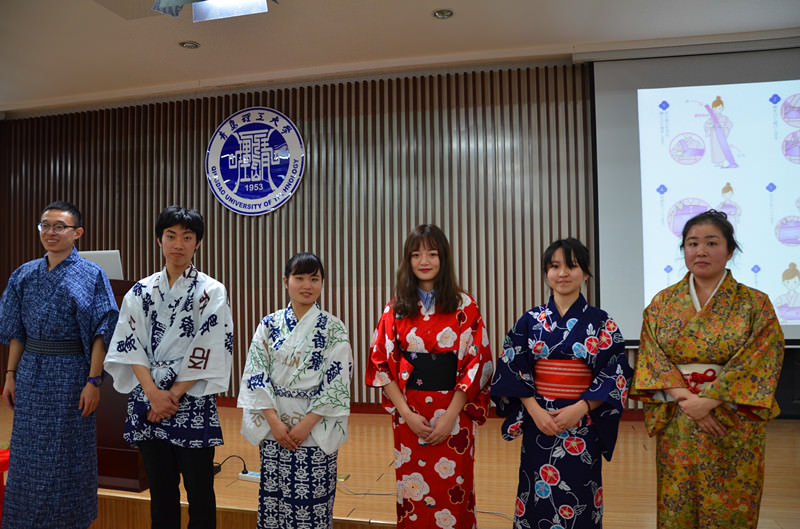 穿和服的中日学生_副本.jpg