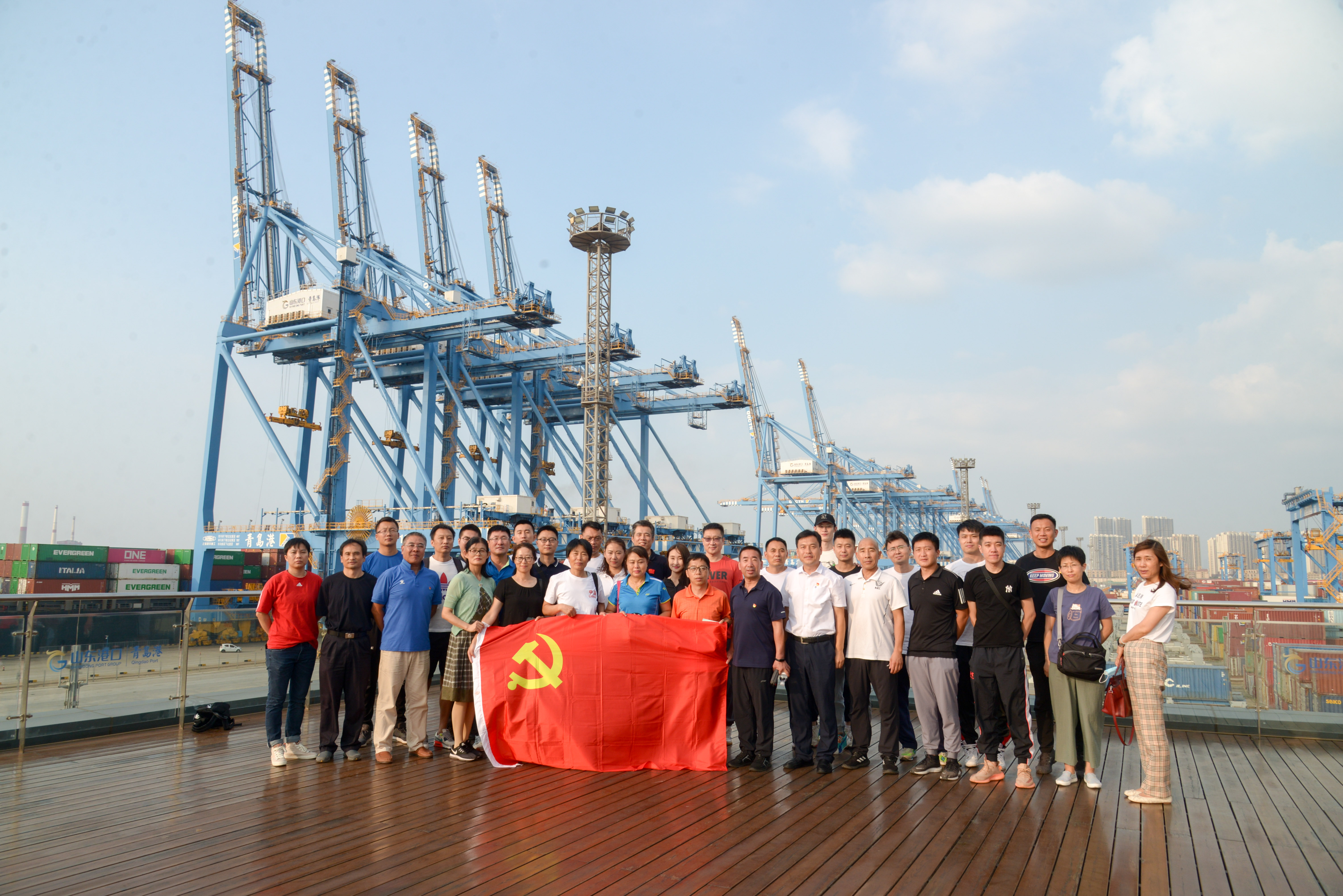 参观青岛港前湾港——合影